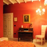 White and red mix in harmony in the furnishings of the "Stanza del Cardinale"